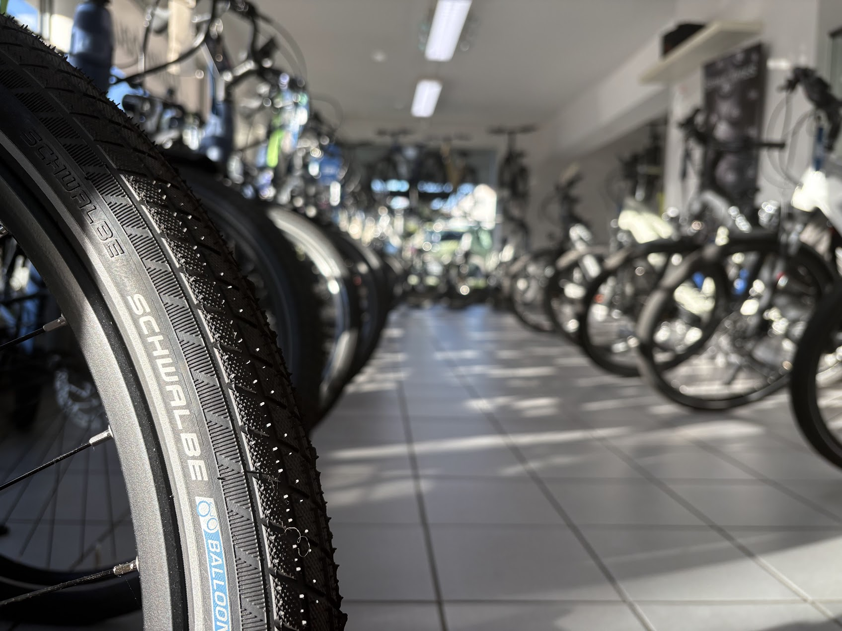 Fahrräder im Laden, mit einem Reifen im Vordergrund